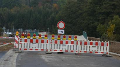Bild: dob
Seit über einem halben Jahr müssen Verkehrsteilnehmer aus Richtung Neuenhammer und Georgenberg weiträumig umfahren. Der Geduldsfaden wird immer dünner. Noch dazu, weil Brücke und Straßenanbindung längst fertiggestellt sind. Allerdings haben aufwändige Bodenbeprobungen und die Abfuhr in eine entsprechende Deponie das Ganze verzögert.