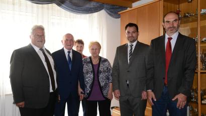 Bild: bey
Richard Gössl (Zweiter von links) freut sich an seinem 90. Geburtstag gemeinsam mit Ehefrau Isolde über die Glückwünsche von Pfarrer Arnold Pirner (links), von Marktrat Roland Rauch und Bürgermeister Sebastian Hartl (von rechts).