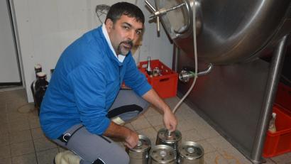 Bild: jr
Thomas Seitz-Hartwich füllt Zoiglbier in kleine Fässer ab, die er jetzt noch verkauft, solange der Vorrat reicht. Dann ist für ihn das Kapitel Zoigl beendet.