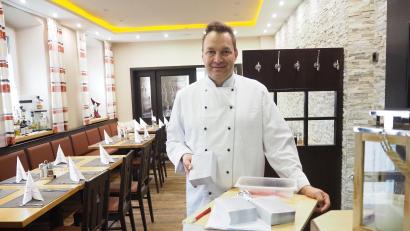 Bild: bl
Gastwirt Stefan Sauerer aus Nabburg kann die dicken Blöcke zur Erhebung der Kontaktdaten jetzt wegräumen. Die große Erleichterung bring der Verzicht auf diesen Schritt aber nicht, darin ist er sich mit den Kollegen im Landkreis einig.