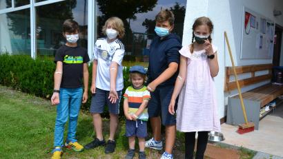 Archivbild: rti
Paul Kellner (9), Lorenz Neumann(12), Felix Neumann (3), Luis Kellner (13) und Ida Neumann (10, von links) zeigen im Juli stolz ihre Pflaster, die sie nach dem Blutabnehmen bekommen haben.