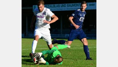 Bild: ham
Kulmains Torwart Jannick Netzel (MItte) hielt alles, was seinem Kasten gefährlich werden konnte. In dieser Szene klärt er vor Detag-Angreifer Dominik Häffner (links). Andreas Ditschek braucht nicht einzugreifen.
