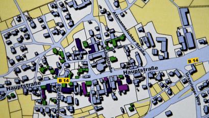 Grafik: Planungsgemeinschaft ums-Stadtstrategien, Leipzig/exb
In der Broschüre zum Innenentwicklungskonzept für Gebenbach sind die Leerstände violett gekennzeichnet. Diese Leerstände sollen für Wohn- oder Gewerbezwecke fit gemacht werden.