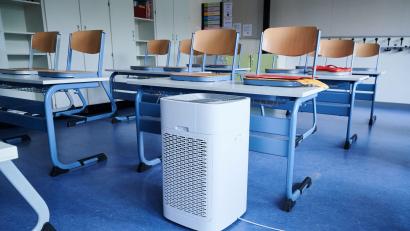 Symbolbild: Annette Riedl/dpa
Ein Luftreinigungsgerät steht in einem Klassenraum. Ende Oktober kann das auch in den Klassenzimmern in Weiden der Fall sein.