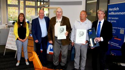 Bild: ds
Servicekundenberaterin Heike Dedic, Vorstandsvorsitzender Frank-E Kirchhof, Helmut Dorn, Ernst Binder und Geschäftsstellenleiter Bernd Windisch nach der Ehrung in der Geschäftsstelle Neukirchen (von links).