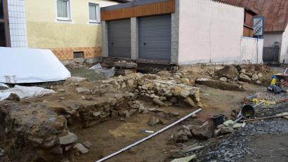 Bild: szl
Die Grabungsstelle in der Bischof-Senestrey-Straße. Dort forschen Archäologen seit zehn Wochen im Boden. Auch unter den zwei Garagen, die in den kommenden Tagen abgerissen werden, vermuten die ITV-Mitarbeiter Funde.
