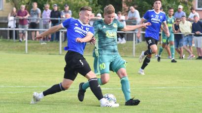 Archivbild: gb
Der SV Mitterteich holte am Samstag mit dem 1:1 beim FC Eintracht Münchberg nach einer langen Durststrecke endlich wieder einen Punkt. Jonas Federer (grünes Trikot, Szene aus der Partie gegen Forchheim) brachte die Stiftländer mit 1:0 in Führung.