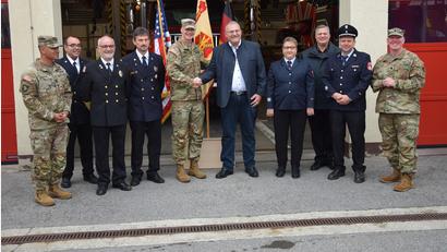 Bild: bö
Feuerwehrleute von amerikanischer und deutscher Seite haben in Hohenfels eine Zusammenarbeit vereinbart. Von links Command Sergeant Major Sebastian Camacho, Gert Fuchs, Fire-Chief Garrison Bavaria Josef Rodler, Fire-Chief Hohenfels Günter Stöckl. Garrison Manager Colonel Christopher Danbeck, Bürgermeister Christian Graf, Anita Moser, Garrison Manager Hohenfels Patrick Rothbauer, Robert Walter und OTL Naab.
