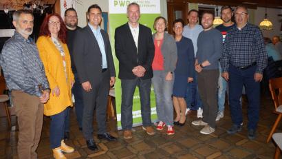 Bild: wel
Michael Preiß (Mitte) wurde als Vorsitzender der PWG Oberviechtach bestätigt. Nicole Most (Sechste von rechts) und Rudolf Teplitzky (Vierter von links) sind seine Stellvertreter. Birgit Walter (Fünfte von rechts) betreut die Kasse, Christine Schießl (Zweite von links) übernimmt das Schriftwesen. Die Beisitzer wirken unterstützend mit.