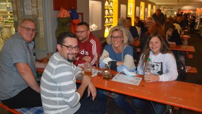 Bild: jr
Mächtig was los war am Freitag im Museum Mitterteich. An Tischen im Ausstellungsbereich konnten sich die Gäste Getränke und Brotzeiten schmecken lassen.