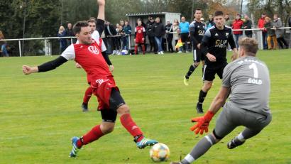 Bild: heh
Kreisliga-Spitzenreiter TSV Konnersreuth kam im Derby bei den Sportfreunden Kondrau nur zu einem 1:1. Hier erzielt Stefan Bauer (links) das 1:0 für Konnersreuth, SF-Torwart Daniel Gold ist ohne Abwehrchance.