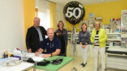 Bild: bey
Dr. Georg Zahner (links) hat seine Praxis 1971 gegründet. Sohn Dr. Hans-Georg Zahner stieg dort später ein. Den beiden stehen Alexandra Gleißner und Natalia Schönknecht (hinten, von links) zur Seite. Dr. Georg Zahner wurde auch von Ehefrau Herta (rechts) unterstützt.