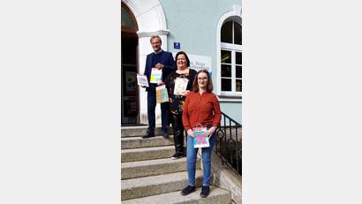Bild: St. Peter Buchhandlung/exb
Die St. Peter Buchhandlung verschenkt Lesetüten an Schulanfänger. Im Bild: Geschäftsführer der Lebenshilfe Berthold Kellner (hinten), stellvertretende Leiterin der Buchhandlung Margot Konz (Mitte) und Mitarbeiterin Ina Döhler (vorn).