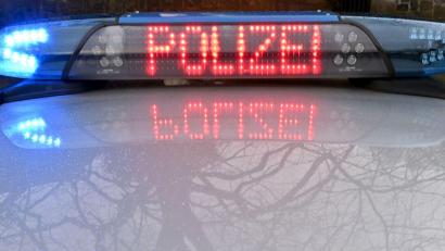 Symbolbild: Carsten Rehder
Nach einem Unfall auf der B303 bei Arzberg bittet die Polizei nach Hinweisen auf einen schwarzen VW Golf.
