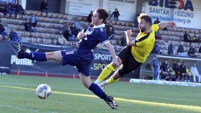 Bild:  Ziegler
Dennis Kramer (rechts) vom FC Amberg erzielt in dieser Szene das 2:1 für seine Mannschaft. Der Lappersdorfer linke Außenverteidiger Lukas Bollwein (links) wirft sich noch in die Schussbahn, kann allerdings den Treffer nicht mehr verhindern.