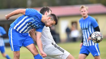 Bild: A. Schwarzmeier
Der Tremmersdorfer Andre Gradl (blaues Trikot) klärt mit einem wuchtigen Kopfball vor VfB-Spieler Thomas Friedrich. Der VfB Mantel spielte gegen den Spitzenreiter auf Augenhöhe mit, musste aber in der Schlussphase noch den Gegentreffer zur 0:1-Heimniederlage hinnehmen.
