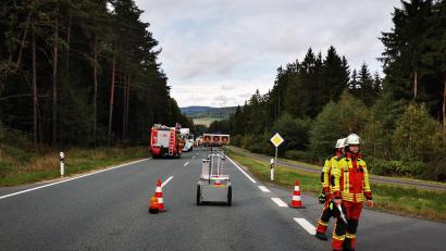 Bild: mde
Die B22 zwischen Waldeck und Erbendorf war am Freitag nach einem Unfall für mehrere Stunden in beide Richtungen gesperrt.