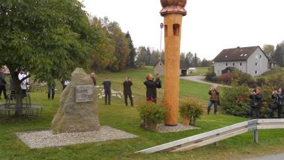 Bild: jba
Während Eric Frenzel die Glocke des Turmes in St. Ötzen erstmals läutet, sind alle Smartphones auf ihn gerichtet.