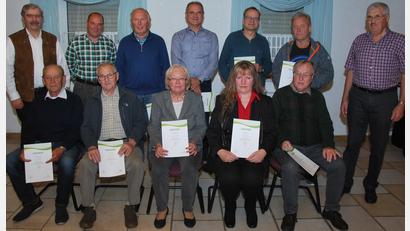 Bild: gsp
Für 10, 20, 30 oder 40 Jahre Mitgliedschaft ehren der Vorsitzende Josef Blödt (rechts) und der Kreisvorsitzende Reinhard Ott (links) zehn Mitglieder der Siedlergemeinschaft Lengenfeld.