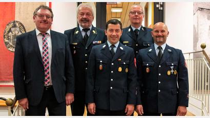 Bild: Michael Lang/exb
Für weitere sechs Jahre verbleiben Lothar Hasenstab als Kommandant (Mitte) und Peter Ziegler als sein Stellvertreter (rechts) in ihren Ämtern. Zur Wiederwahl gratulieren (von links) Bürgermeister Hans-Martin Schertl, Kreisbrandrat Fredi Weiß und Kreisbrandinspektor Christof Strobl.