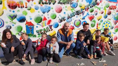 Bild: dö
Ganz schön bunt haben es die Kinder der Siedler getrieben. Eine weitere Garage soll folgen.