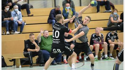 Bild: Andreas Brückmann
23:23 stand es am Ende in der Handball-Bezirksoberliga im Spiel der HG Amberg gegen den TB 03 Roding. Im Bild der Amberger Paul Rössle (rechts) gegen Thomas Schoierer.