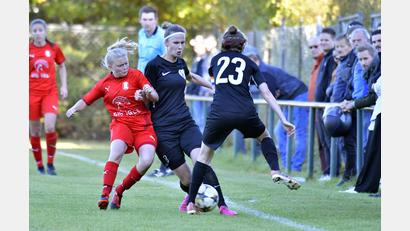 Bild: Hubert Ziegler
Ein Zweikampf dicht an der Außenlinie zwischen der zweifachen Torschützin des TSV Theuern, Janina Wieczoreck (links), und Lisa Beer vom SC Regensburg (Mitte), beobachtet von der Regensburger Kapitänin Katharina Markl (rechts).