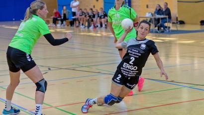 Bild: Guenter Uschold
Eva Priller konnte sich hier gegen die Defensive der SG Regensburg durchsetzen und zur zwischenzeitlichen 22:21 Führung verwandeln (aus HV Oberviechtach - SG Regensburg, 23:24)