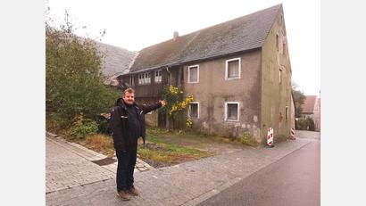 Bild: Portner
Bürgermeister Reinhard Kreuzer will Leerstände wie diese ehemalige Brauerei im Zentrum von Schönsee beseitigen.