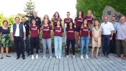 Bild: e
Den Damen des Theuerner TSV-Meisterteams sowie ihren Betreuern gratulieren die Gemeindevertreter beim Empfang zu ihrem Erfolg.