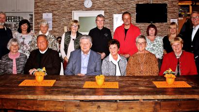 Bild: R. Kreuzer
Die DJK ehrt langjährige Mitglieder, darunter (vorne, von links) Waltraut Weiß, Otmar Sailer, Ernst Bauer, Christa Sailer, Elisabeth Stahl und Erika Schieder.