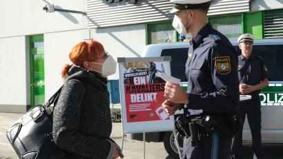 Bild: Hirsch
Polizeiobermeister Dennis Meier sprach die Passanten vor dem Globus-Markt an, um sie für das Thema "Unfllflucht" zu sensibilisieren.