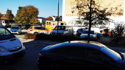 Bild: Christian Ströll, Architekt cubezwei engineers/exb
Streifenwagen der Polizei, Einsatzfahrzeuge des Roten Kreuzes: So stellte sich die Situation am Samstagnachmittag vor dem Hallenbad in der Schwarzenfelder Bahnhofstraße dar.