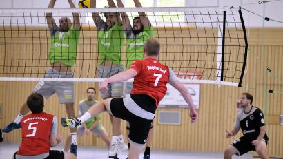 Bild: Hubert Ziegler
Der Amberger Dreierblock mit (von links) Zuspieler Philipp Heckmann, dem überragenden 16-jährigen Mittelangreifer Johannes Helm und Außenangreifer Lukas Neidl kommt in dieser Situation zu spät, um den Regenstaufer Schmetterball von Diagonalspieler Felix Dollinger (vorne rechts) noch abwehren zu können.