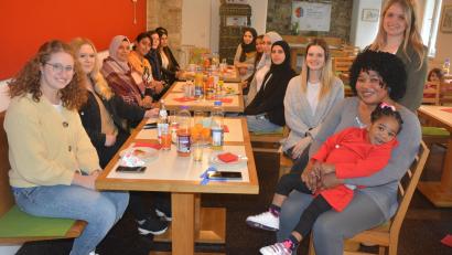 Bild: jr
Zu einem ersten interkulturellen Frühstück nach langer Pause kamen kürzlich auf Einladung der AWO zehn Flüchtlingsfrauen im Café des Mehrgenerationenhauses zusammen. Geleitet werden die Treffen von Annalena Fink-Haydari (links) und ihrer Mitarbeiterin Denise Schmid (rechts, stehend) sowie weiteren AWO-Mitarbeiterinnen.