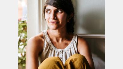 Bild: Tabea Treichel
Schriftstellerin Shida Bazyar stellt ihren Buchpreis-Longlist-Roman "Drei Kameradinnen" im Capitol vor.