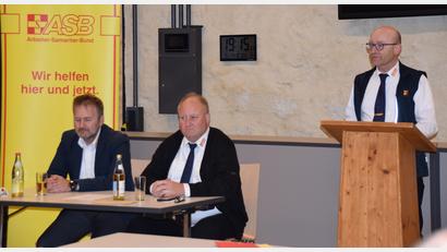 Bild: wku
Das Präsidium bei der ASB-Mitgliederversammlung bilden (von links) Björn Funk, Josef Schwemmer und der Vorstandsvorsitzende Roland Löb.