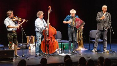 Bild: chl
Christoph, Karl und Michael Well (von links) bei ihrem gemeinsamen Auftritt mit Gerhard Polt (rechts) aus Anlass des 80. Geburtstags von Eckhard Henscheid im Amberger Stadttheater.