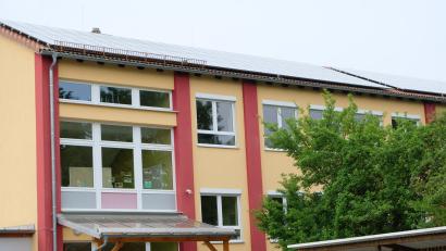 Bild: do
Die Gemeinde will den auf dem Schuldach erzeugten Sonnenstrom im Rahmen einer Klimaschutz-Offensive verstärkt für den Eigenverbrauch nutzen.