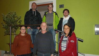 Bild: rn
Jürgen Schäffler (oben von links), Andreas Hermann, Tim Drechsler, Petra Engelmann (unten von links), Walter Seltmann und Janine Hofmann führen das Jugendforum Eschenbach.