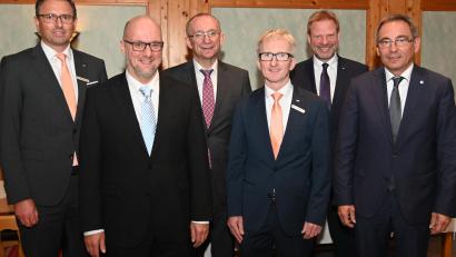Bild: gf
Das Führungssextett der Raiffeisenbank Hirschau mit (von links) Vorstandssprecher Michael Hirmer, die Aufsichtsräte Dieter Kohl und Martin Nagler, Vorstand Klaus Wild und den Aufsichtsräten Alwin Märkl und Liborius Gräßmann.