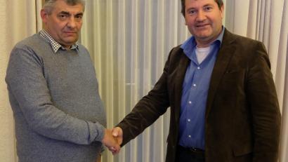 Bild: do
Hermann Nickl (links) ist neues Gemeinderatsmitglied für die CSU. Nach der Eidesformel begrüßt Bürgermeister Alexander Goller den Landwirt aus Rosamühle im Kreis des Kollegiums mit Handschlag.