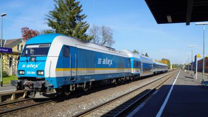 Bild: Eger
Noch immer fahren die Züge auf der Strecke von Hof nach Regensburg mit Dieselloks. Wann die Elektrifizierung kommt, konnte auch Matthias Trykowski, Leiter des Bahnausbaus Nordostbayern, den Kreisräten in der Sitzung nicht sagen.