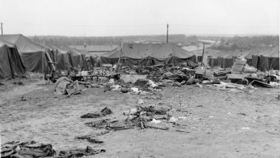 Bild: U.S. Army
Die fehlgeleitete 21-cm-Granate einer US-Haubitze schoss drei Kilometer zu weit - und detonierte mitten im bewohnten Zelt-Camp "Casserine". Die Explosion verwandelte das Areal in eine blutige Todeszone.