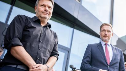 Archivbild: Michael Kappeler/dpa
Robert Habeck (links) und Christian Lindner - beide werden als künftiger Finanzminister gehandelt.