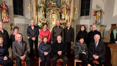 Bild: le
Pfarrer Wilfried Römischer (rechts) feierte mit den Paaren, die vor 55, 50 und 45 Jahren vor dem Traualtar standen, in St. Johannes Baptista einen Gottesdienst.