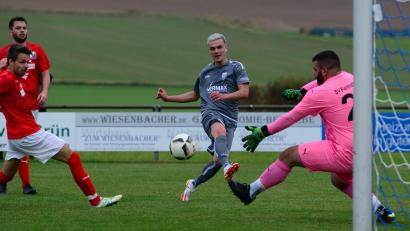 Bild: ham
Matthias Plödt (Mitte) lässt den Kemnather Torwart keine Chance. Das 2:0 bedeutete den Endstand im Spiel zwischen dem SV Diendorf und dem SV Kemnath am Buchberg.