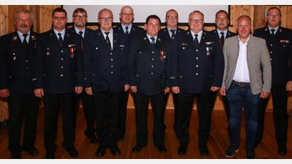 Bild: egl
Kreisbrandrat Fredi Weiß (links) und Kreisbrandinspektor Martin Schmidt (rechts) ehren zahlreiche Feuerwehrmänner. Ihnen gratuliert auch der Schnaittenbacher Bürgermeister Marcus Eichenmüller (Zweiter von rechts).