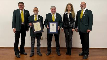 Bild: Jochen Kellner-Bodendörfer
Treue Sänger ehrt der Männergesangverein Fürnried. Von links Vorsitzender Jochen Kellner-Bodendörfer, die Jubilare Peter Bodendörfer und Richard Pilhöfer, Chorleiterin Jana Müller und Zweiter Vorsitzender Roland Fillep.