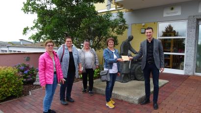 Bild: fvo
Eine Delegation des Waldthurner Frauenbunds mit Martina Bodensteiner (von links), Agnes Härtl, Regina Weiß und Vorsitzender Sieglinde Zielbauer übergibt die Spende an HPZ-Vorstandsvorsitzenden Christian Stadler.